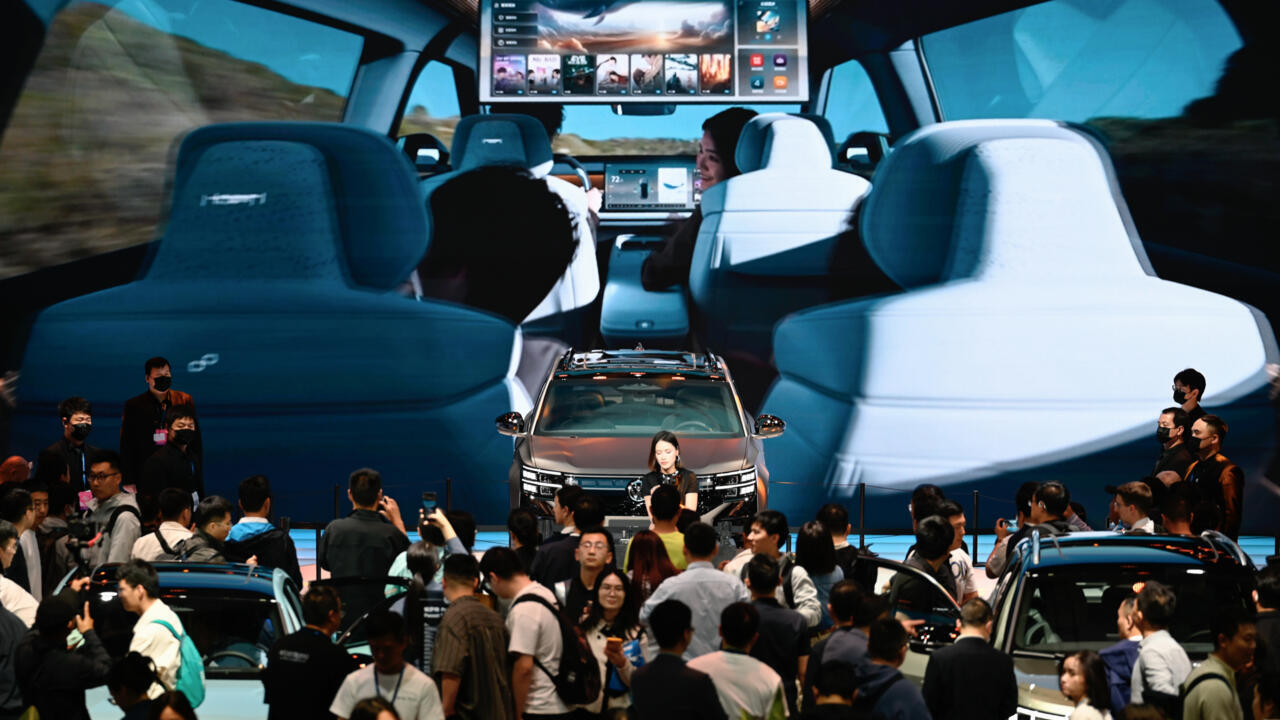 Des visiteurs au salon de l'automobile de Shanghai, le 25 avril 2025
