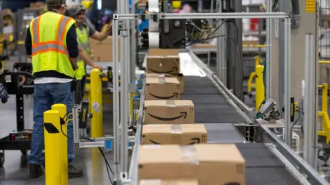 Boîtes Amazon sur un convoyeur dans un centre de distribution à North Las Vegas