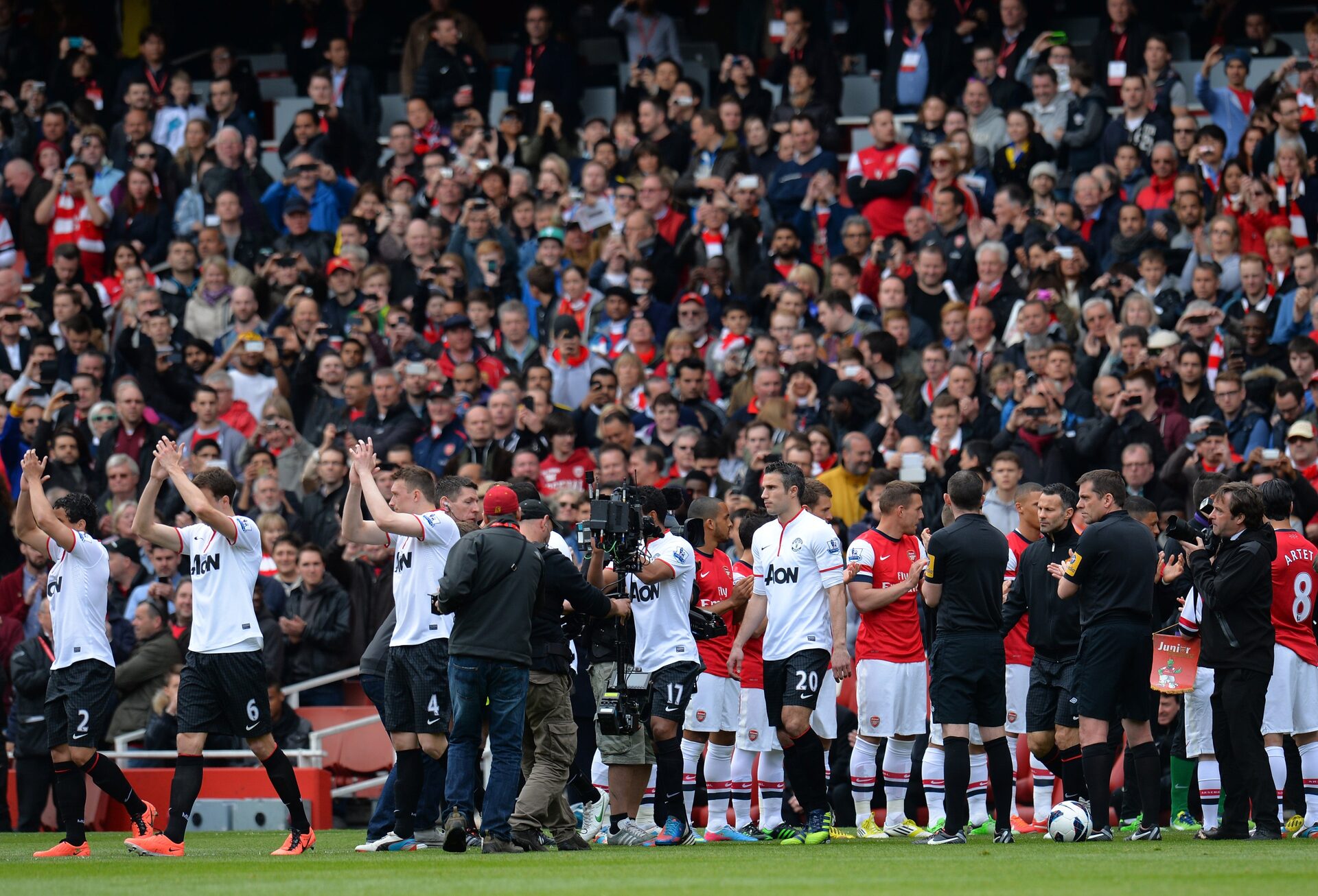 Robin van Persie et Manchester United recevant une haie d'honneur à Arsenal en 2013