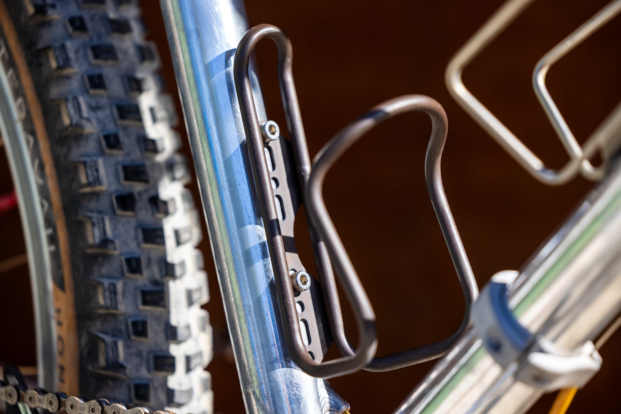 Cage Wolf Tooth Morse fixée au tube de selle