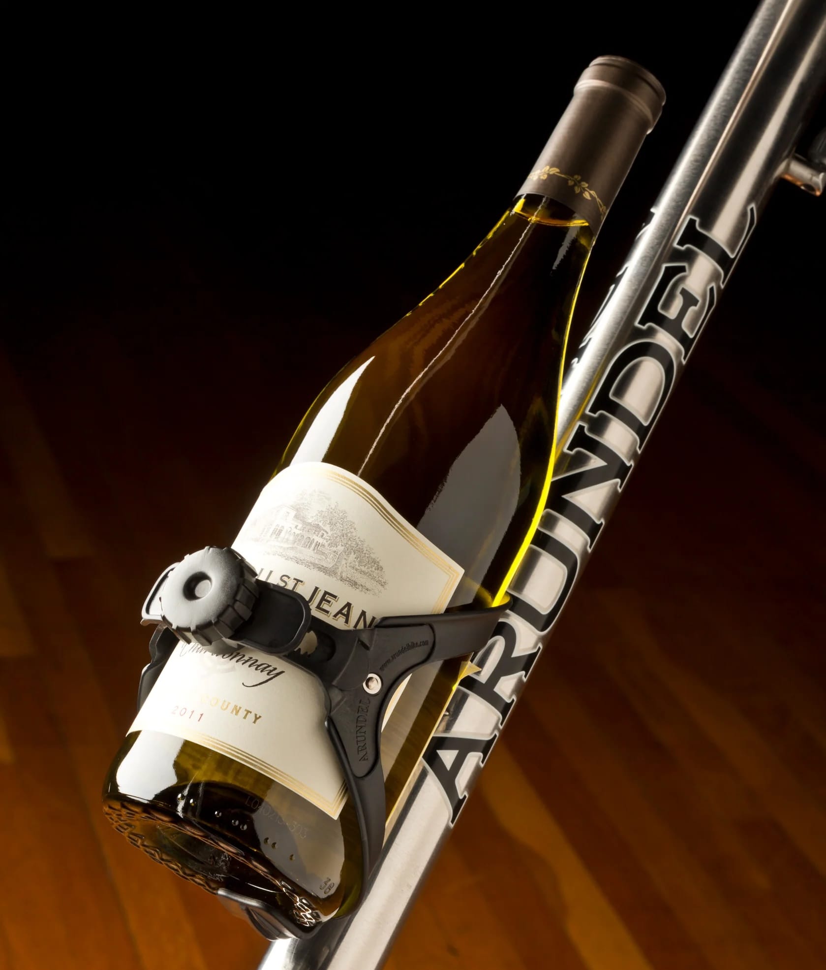 Cage Arundel Looney Bin avec une bouteille de vin