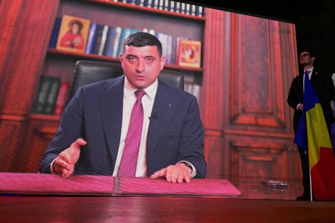 George Simion, candidat de l’Alliance pour l’unité des Roumains, s’adresse à ses partisans par visioconférence après l’annonce des résultats des sondages réalisés à la sortie des urnes, le 4 mai 2025, à Bucarest.
