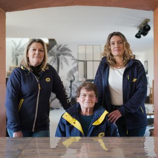 De gauche à droite, Jacqueline Heleine, 58 ans, sa mère Marcelle Jourdain, 77 ans et Vanessa Heleine, 34 ans, sa petite fille. Toutes trois sont ou ont été postières. Chez Vanessa Heleine à Gonneville-Le-Theil (Manche). Le 30 Janvier 2025.