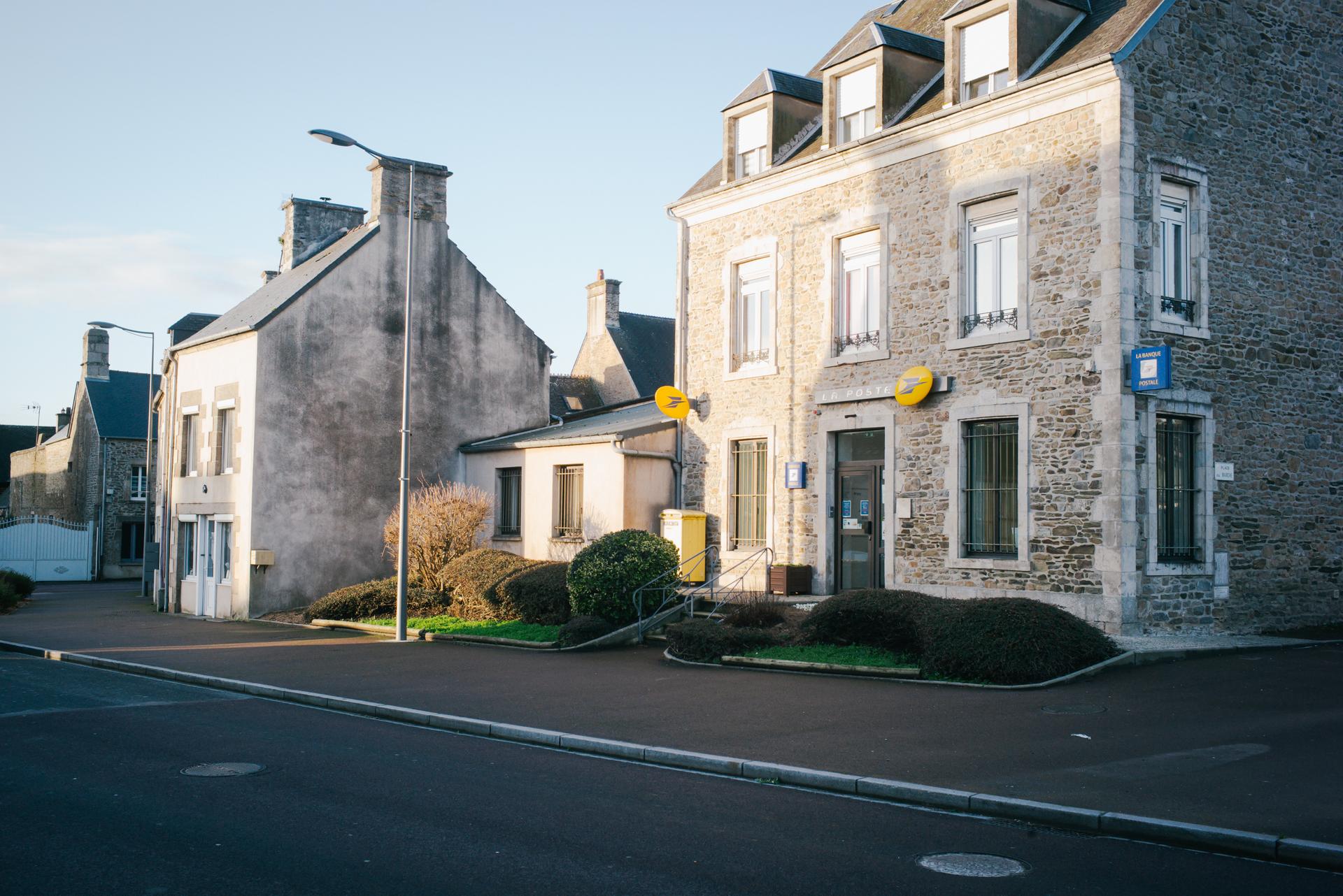 Le bureau de poste et centre de tri de Quettehou (Manche), le 30 janvier 2025.