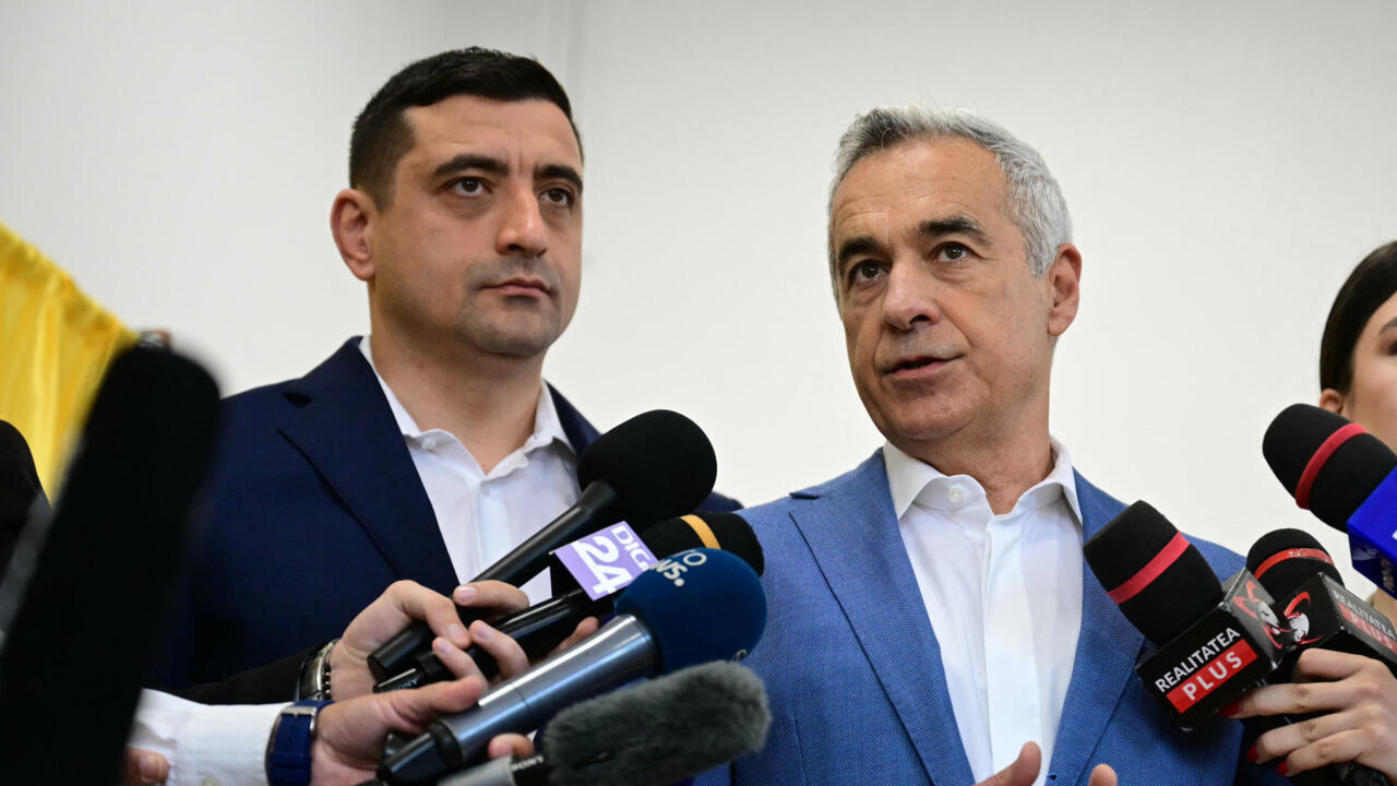 Le candidat d'extrême droite George Simion (à gauche), en tête au premier tour de l'élection présidentielle roumaine, et Calin Georgescu, exclu de la course, répondent aux journalistes dans un bureau