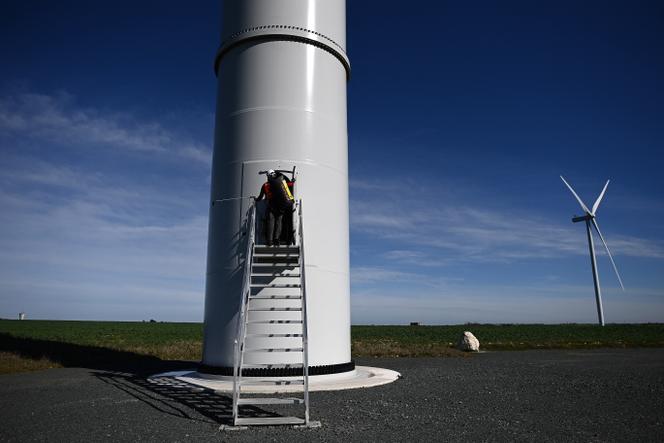 Un opérateur technique dans une éolienne, à Andilly-les-Marais, près de La Rochelle, le 10 mars 2025.