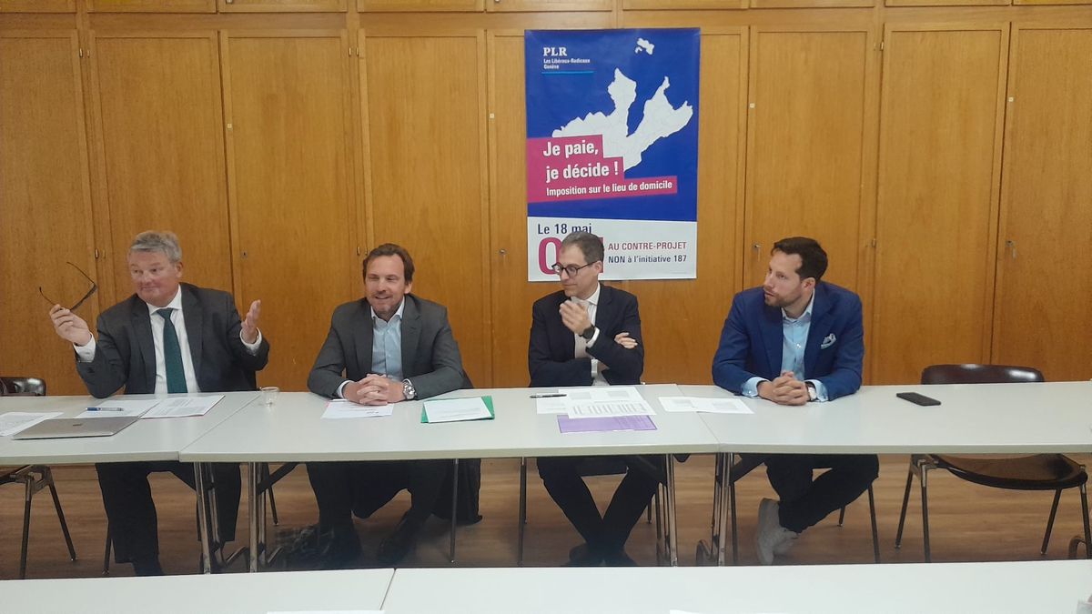 Réunion politique du PLR avec une affiche 'Je paie, je décide'