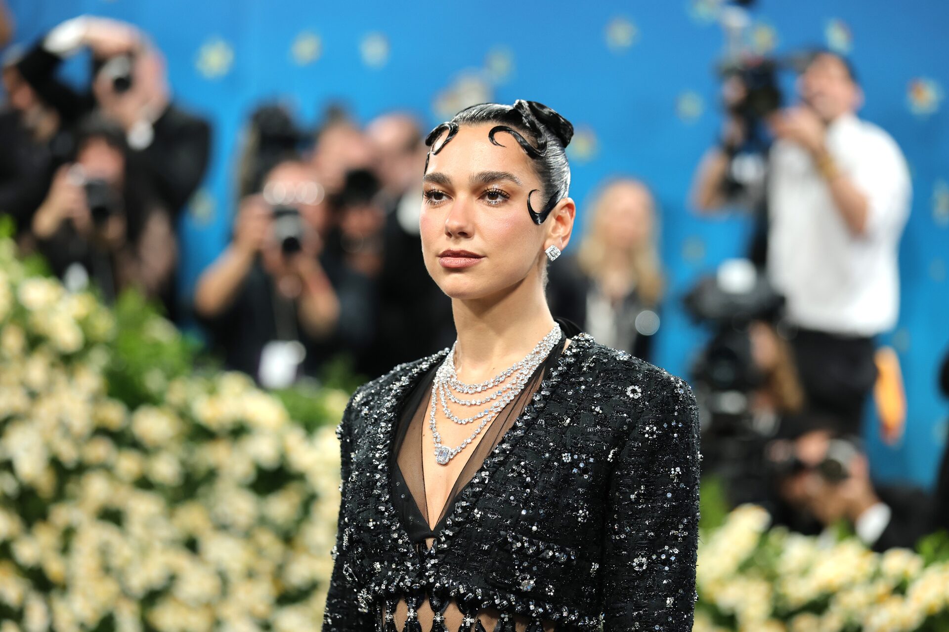 Dua Lipa coiffée d’un chignon sleek avec des laid edges