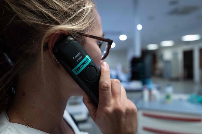 Une infirmière au téléphone dans l’une des salles d’urgence de l’hôpital de la Timone, à Marseille, le 31 décembre 2024.