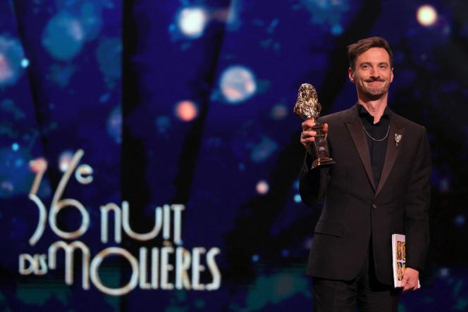 Le metteur en scène français Thomas Jolly reçoit le Molière d’honneur lors de la 36ᵉ cérémonie des Molières, au théâtre des Folies-Bergères à Paris, le 28 avril 2025.