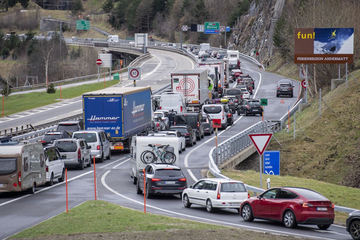 Embouteillage à l’entrée de l’autoroute à Wassen en direction sud avant le tunnel du Gotthard, file de 13 km, 1er avril 2023