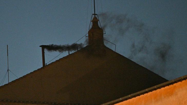 Fumée noire s’échappant de la chapelle Sixtine après le premier vote du conclave