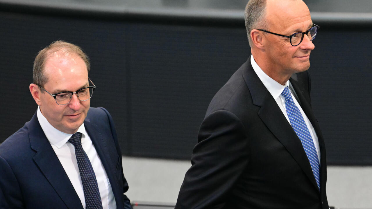 Le ministre de l'Intérieur allemand, Alexander Dobrindt, et le chancelier Friedrich Merz, au Bundestag, Berlin, 6 mai 2025