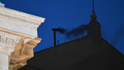 Fumée noire à la chapelle Sixtine après le premier vote des cardinaux pour élire le nouveau pape, 7 mai 2025