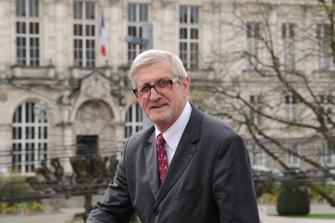 Le maire de Limoges, Emile Roger Lombertie, devant l’hôtel de ville de Limoges, le 31 mars 2014.