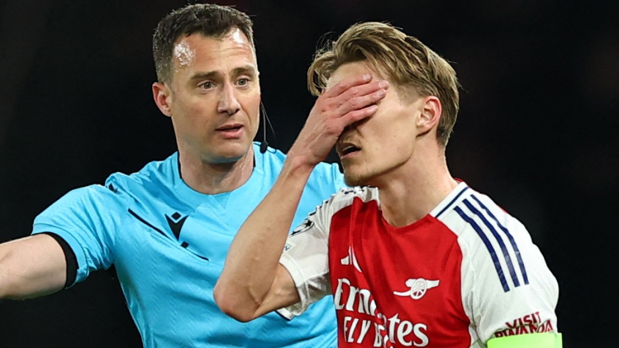 Martin Odegaard ne semble pas convaincu par la décision de l'arbitre Felix Zwayer