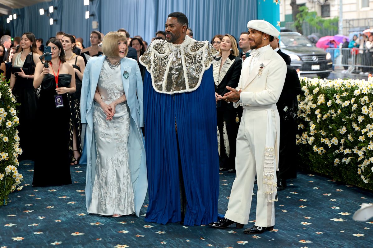 Anna Wintour, Colman Domingo et Lewis Hamilton à l’événement Met Gala 2025 au Metropolitan Museum of Art, célébrant le thème 'Superfine: Tailoring Black Style', tous vêtus de tenues élégantes.
