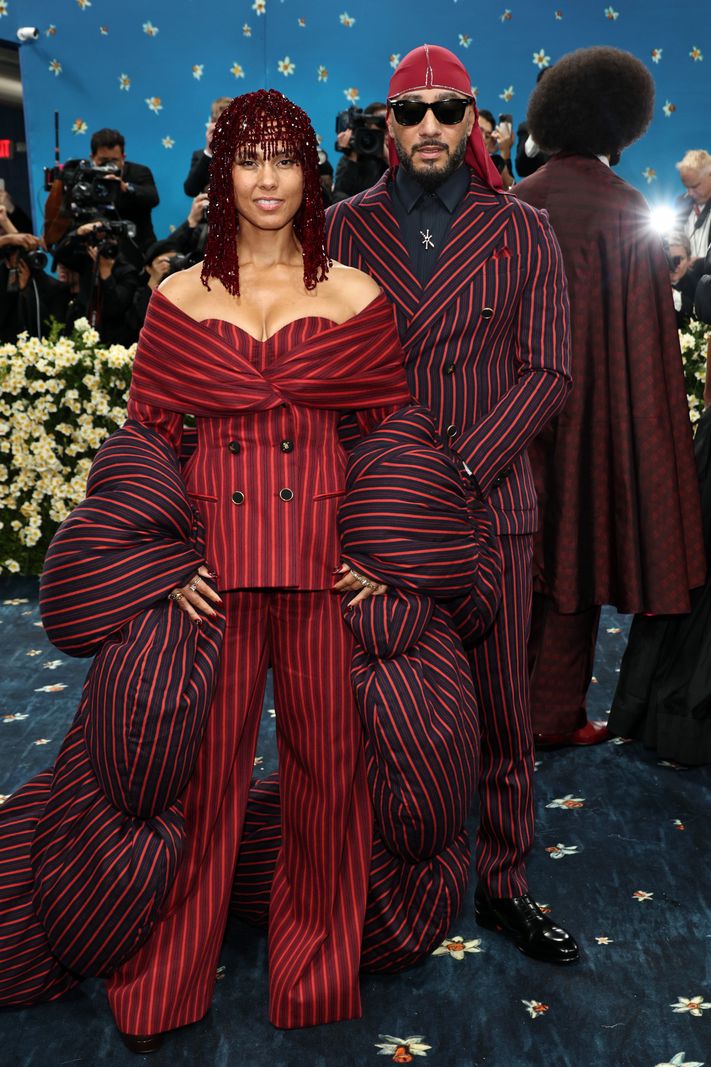 Alicia Keys et Swizz Beatz en tenues rayées rouges lors du Met Gala 2025 au Metropolitan Museum of Art de New York.