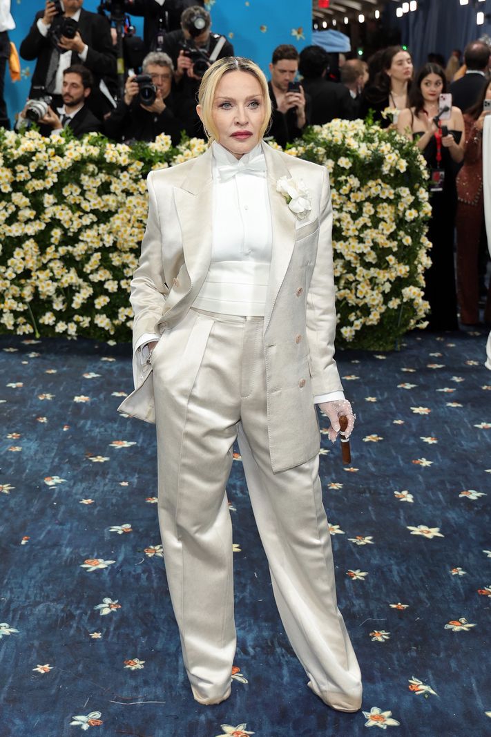 Madonna au Met Gala 2025 à New York, portant un costume blanc élégant.