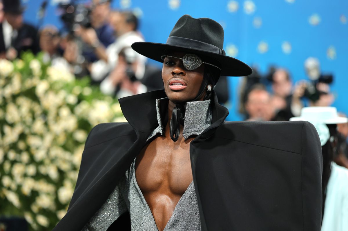 Alton Mason vêtu d’une tenue élégante et moderne lors du Met Gala 2025 à New York, célébrant le style ’Superfine: Tailoring Black Style’.