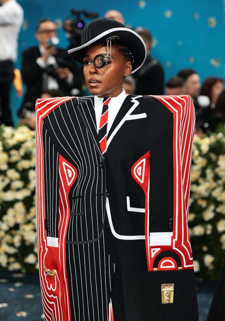 Janelle Monáe au Met Gala 2025 à New York, portant une tenue audacieuse avec des motifs noir, blanc et rouge.