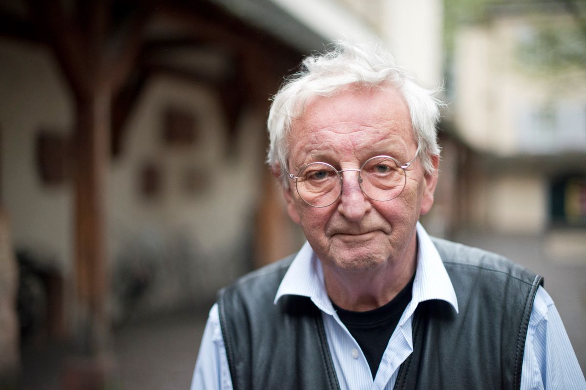 L’auteur Peter Bichsel lors du 15ème anniversaire du Literaturhaus Basel, le 17 avril 2015, photographié par Florian Bärtschiger.