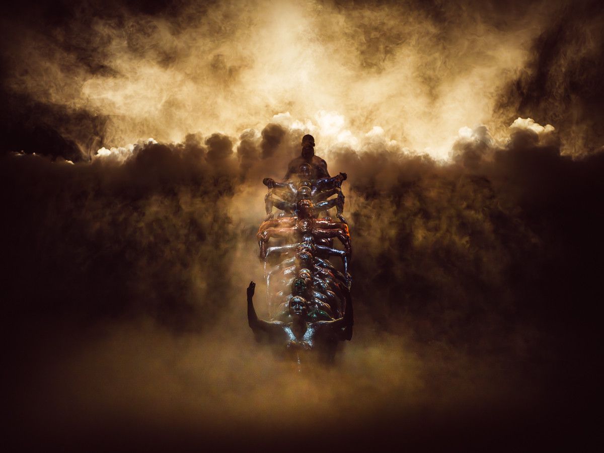 Une scène théâtrale dramatique avec une silhouette sombre montée sur une figure fantastique, le tout entouré de nuages et de lumière dorée.