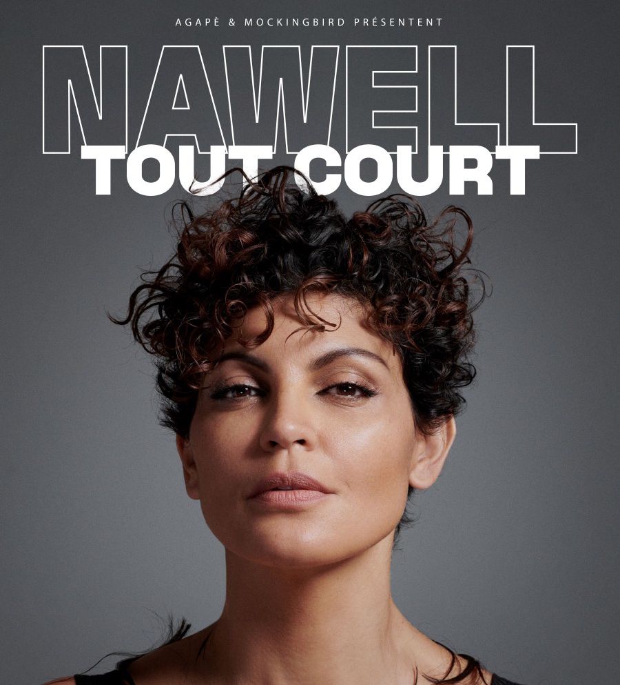 Portrait de l’humoriste belge Nawell Madani sur scène.