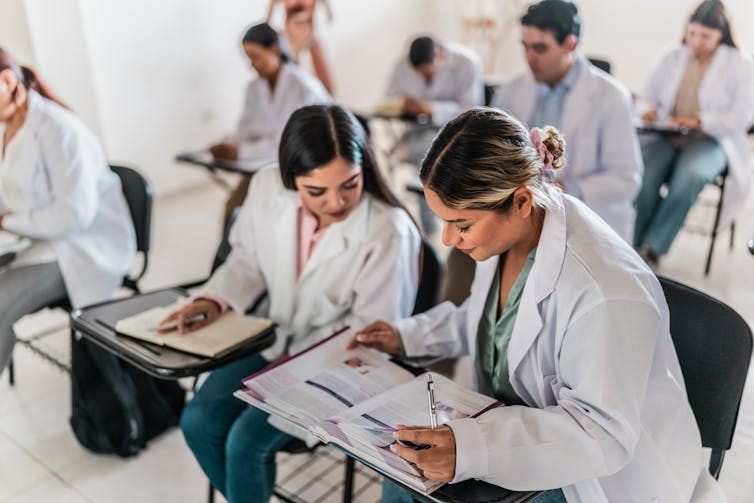 Étudiantes en médecine discutant d'un manuel