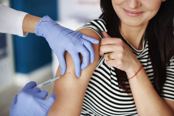 Femme recevant une injection dans le bras