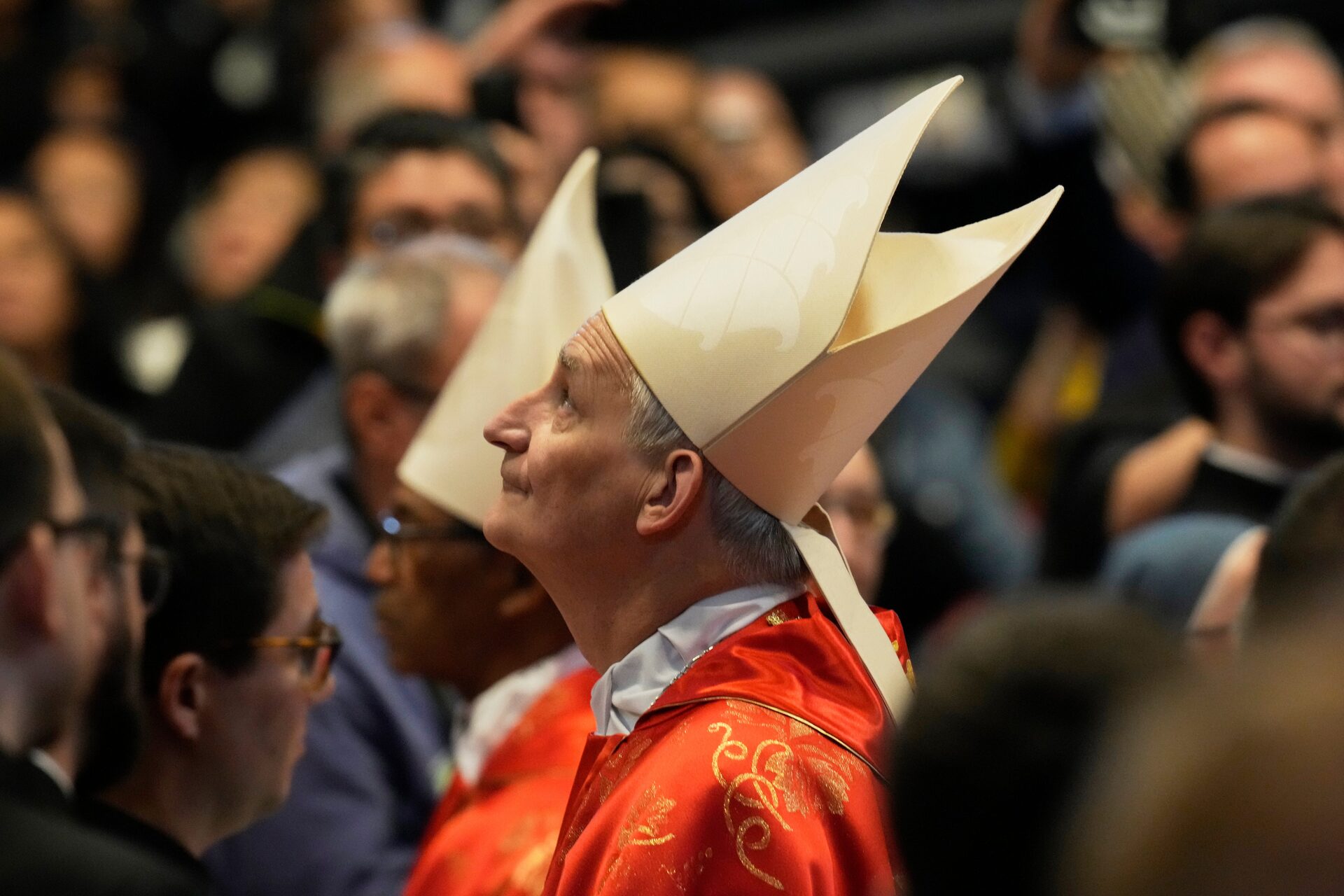 Cardinal Matteo Maria Zuppi lors d'une messe finale à la basilique Saint-Pierre