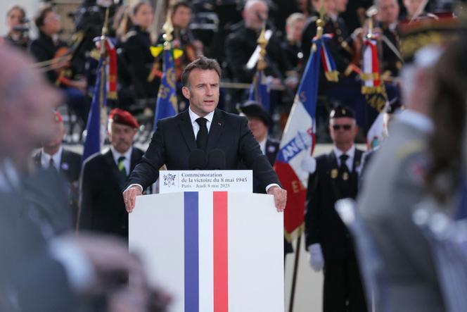 Emmanuel Macron prononce un discours lors d’une cérémonie à l’Arc de triomphe, lors de la célébration du 80ᵉ anniversaire de la fin de la seconde guerre mondiale, jeudi 8 mai 2025.
