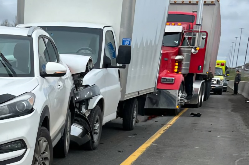 Accident multiple sur l'autoroute 20 à Lévis