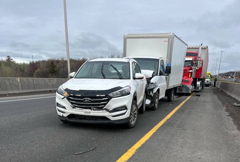 Véhicules accidentés sur l'autoroute 20
