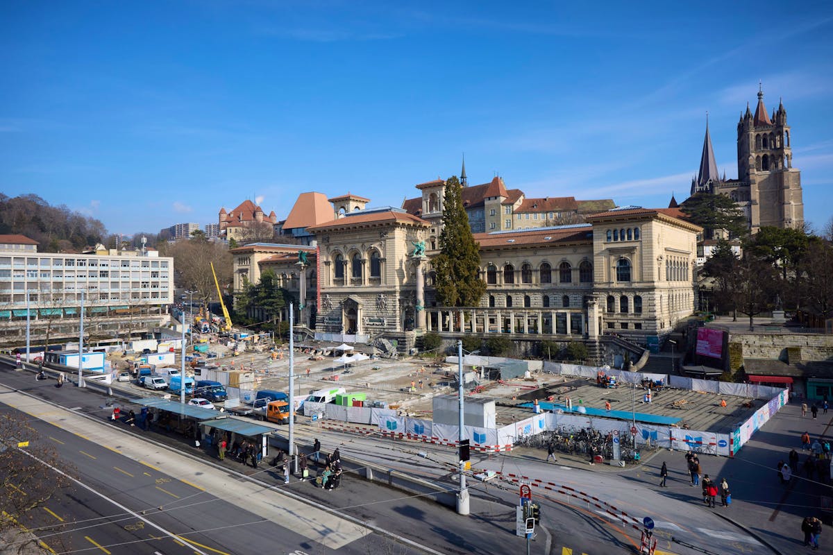 La structure en bois conçue par des étudiants de l'EPFL doit être construite à la place de l'ancienne fontaine (à droite sur la photo).