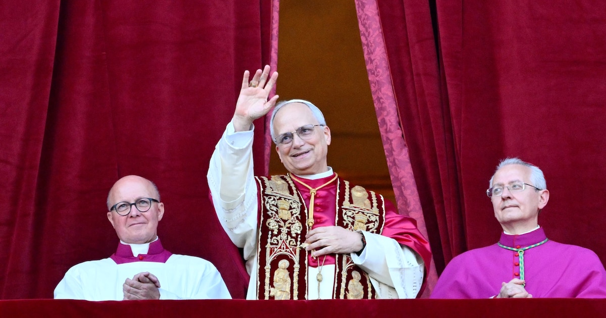 Le nouveau pape Léon XIV, l'Américain Robert Francis Prevost salue la foule rassemblée place Saint-Pierre pour sa première apparition après son élection le 8 mai 2025