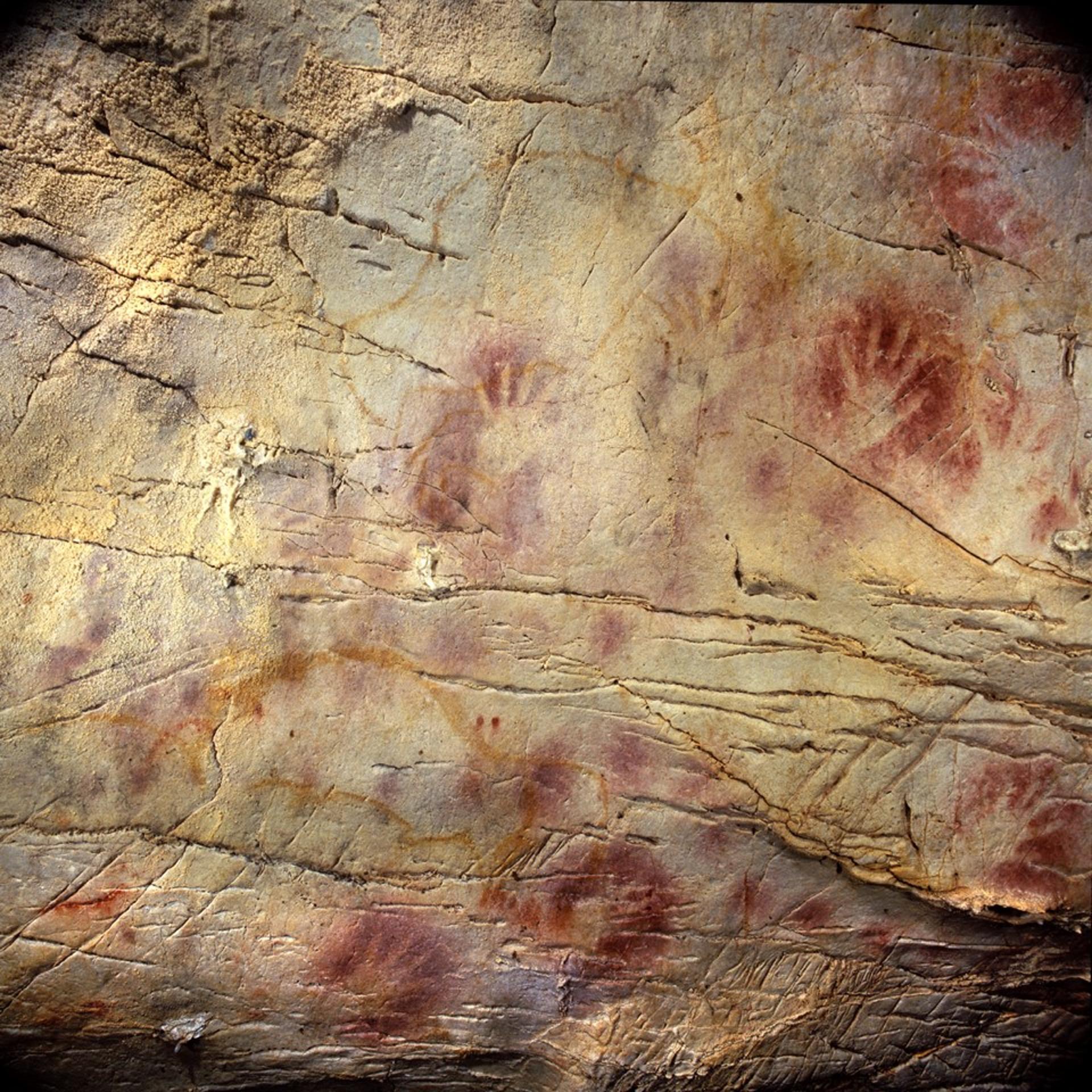 Empreintes de mains réalisées avec de l'ocre rouge, motif fréquent dans l'art rupestre datant de 42 000 ans