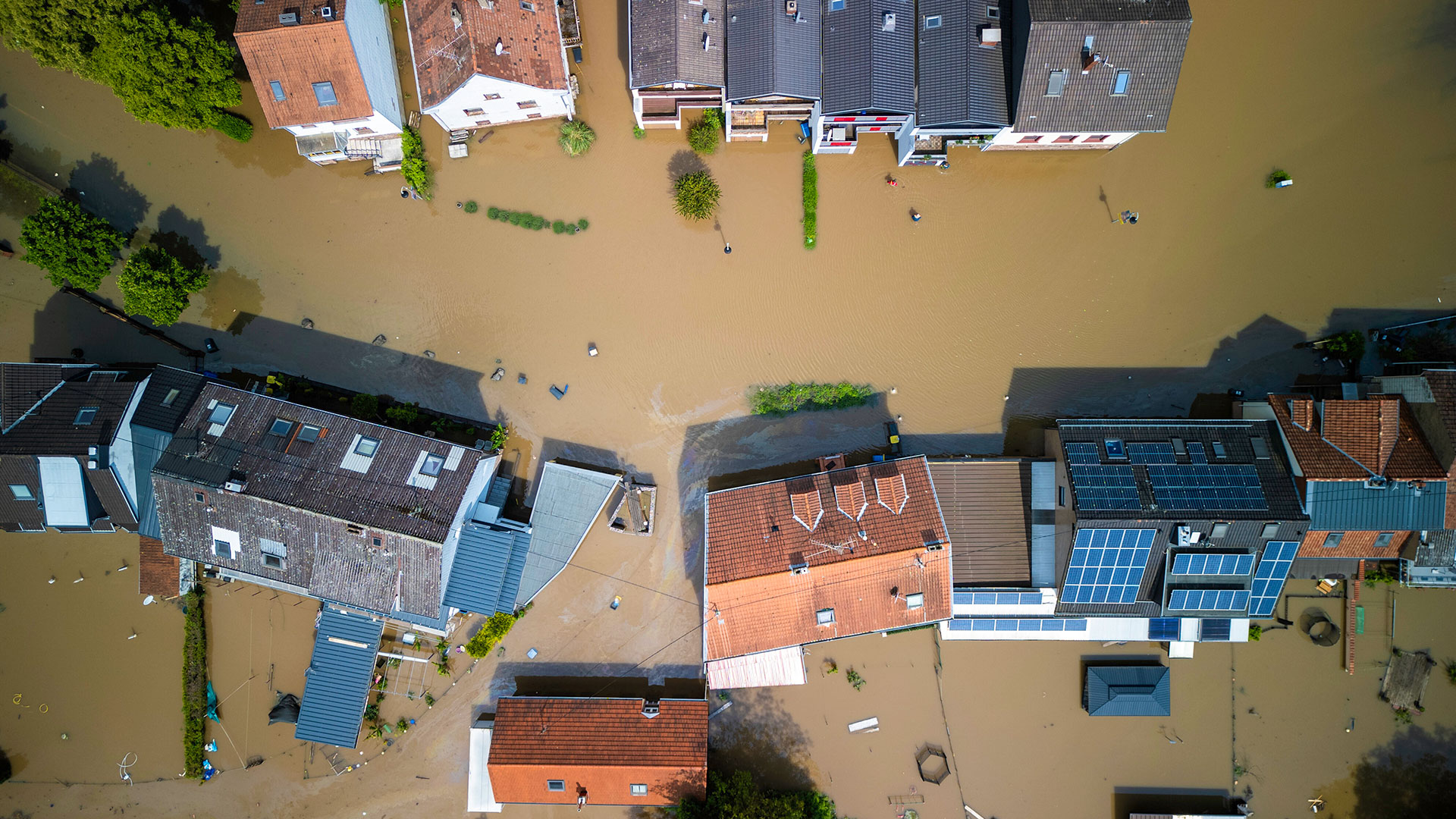 Vue aérienne d'un quartier résidentiel inondé dans la Sarre