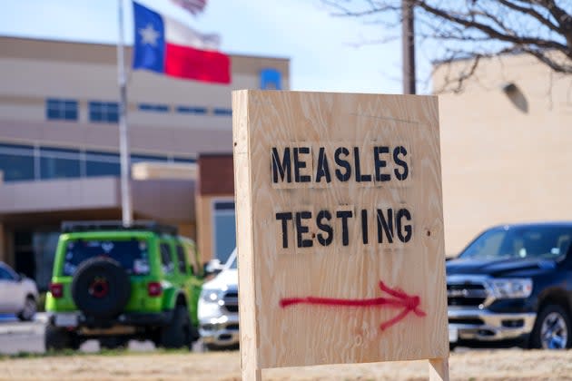 Panneau signalant les tests de rougeole à l’extérieur de l’hôpital de Seminole, Texas, 21 février 2025