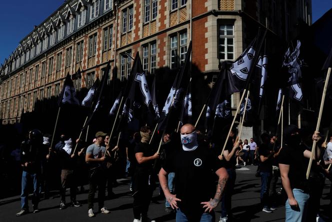 Des membres du Comité du 9 Mai, un groupuscule néofasciste, lors d’un rassemblement, à Paris, le 10 mai 2025.