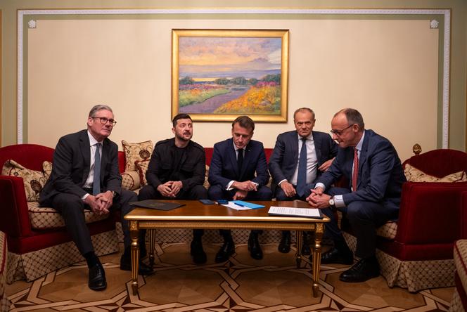 Le Premier ministre britannique Keir Starmer, le président ukrainien Volodymyr Zelensky, Emmanuel Macron, le Premier ministre polonais Donald Tusk et le chancelier allemand Friedrich Merz appellent Donald Trump depuis Kiev, le 10 mai 2025.