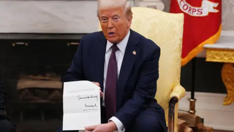 Donald Trump recevant une invitation de Charles III