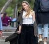 Amber Heard marchant avec une béquille à Madrid avec sa fille