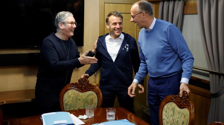 Keir Starmer, Emmanuel Macron et Friedrich Merz dans le train allant à Kiev, le samedi 9 mai 2025