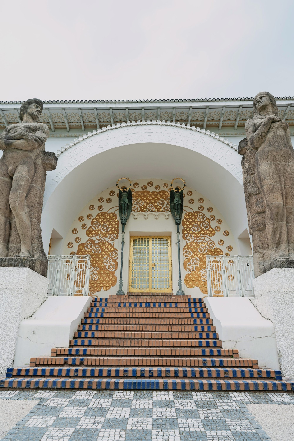 Portail richement orné à la façade sud de l'Ernst-Ludwig-Haus