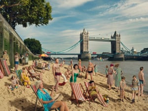 Bathing by Tower Bridge par Julia Fullerton-Batten