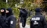 Policiers lors d’une perquisition à Berlin