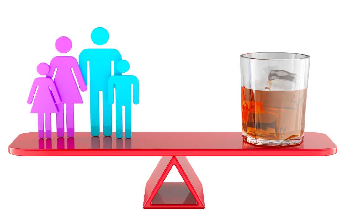 Bascule rouge avec un verre d'alcool d'un côté et silhouettes d'enfants de l'autre