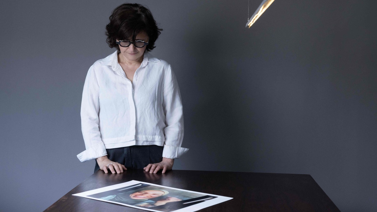 La réalisatrice iranienne Sepideh Farsi regarde une photo de la photojournaliste Fatima Hassouna tuée à Gaza
