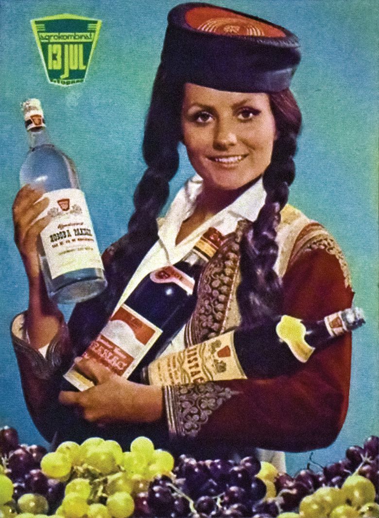 Jeune femme en costume traditionnel tenant des bouteilles de vins, avec des grappes de raisin en premier plan, logo du Musée National.